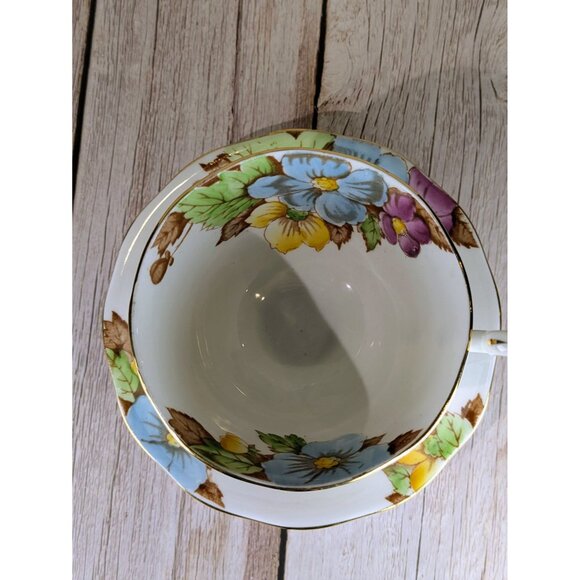 Vintage Bell China Fine Bone China Teacup and Saucer Set With Floral Pattern - Picture 7 of 7